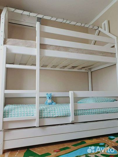 Кровать двухъярусная с выкатным местом