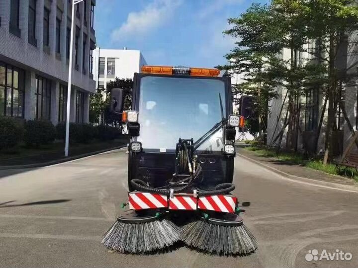 Многоцелевая подметально-уборочная машина RH1500