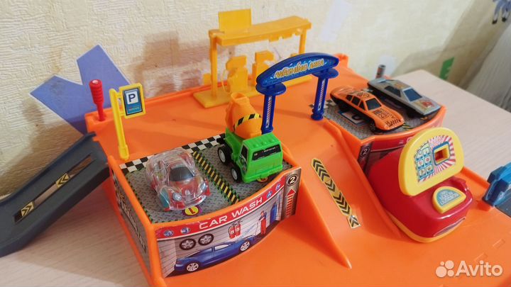 Игрушечная парковка + 4 машинки