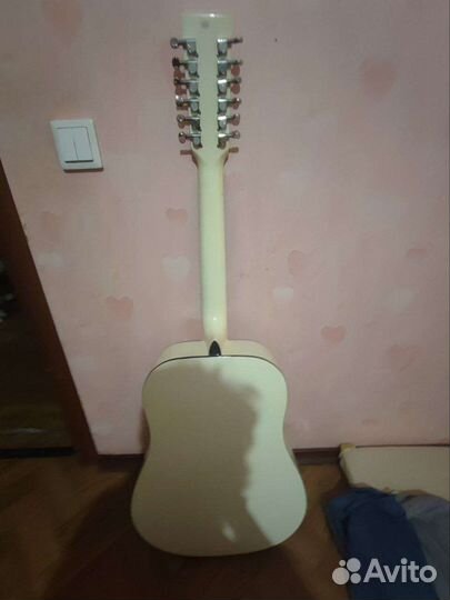 Акустическая двенадцати струнная гитара