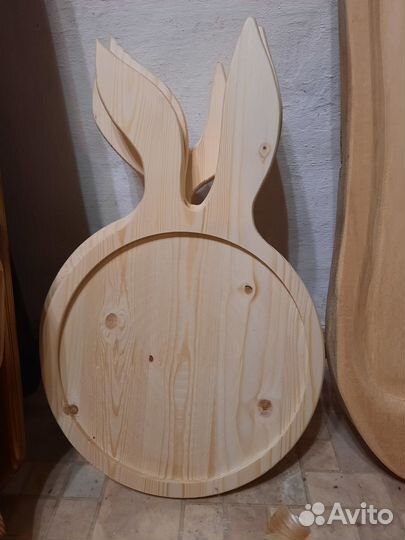 Деревянные подносы и доски для подачи на стол