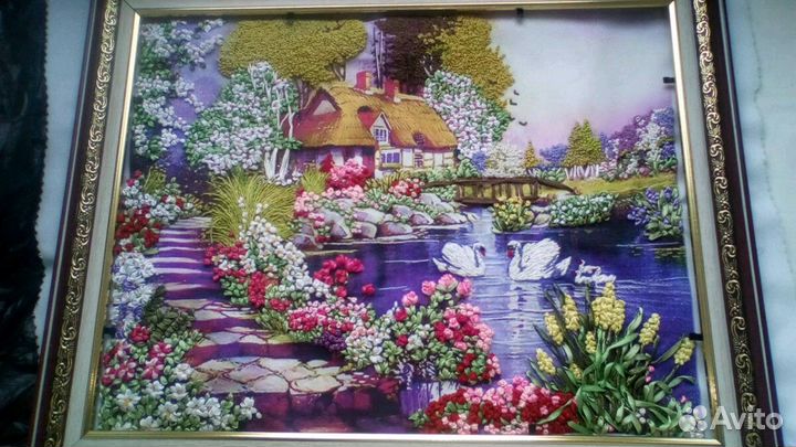 Картины вышитые лентами и мыльные букеты в коробке