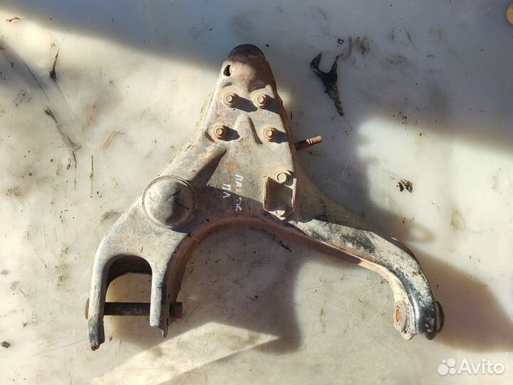 Передний левый нижний рычаг Митсубиси Паджеро 2