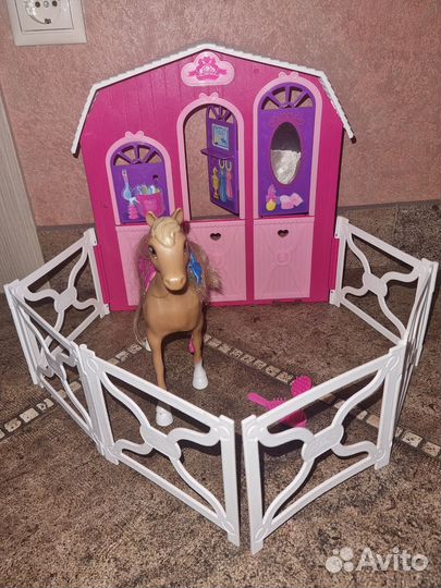 Лошадь для Барби и конюшня