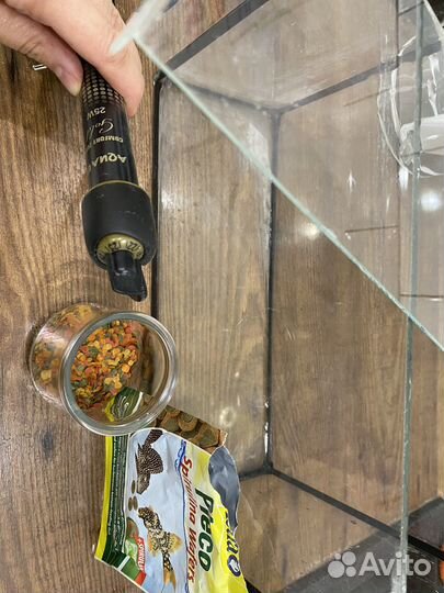 Аквариум с обогревателем и кормом для рыб