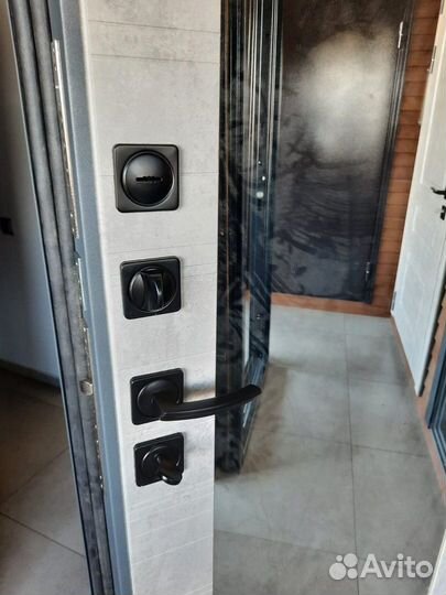 Входная дверь с зеркалом цвет бетон