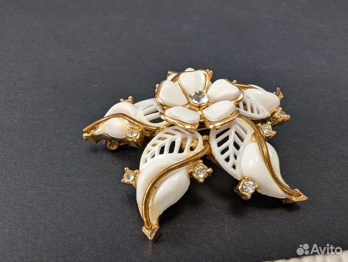 Винтажная брошь белый цветок с кристаллами США 50е