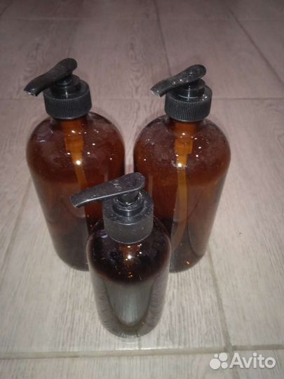 Набор новых стеклянных бутылей с дозатором