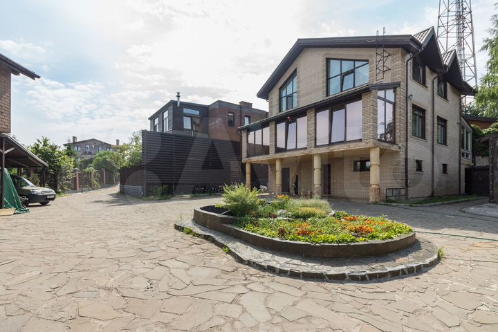 Коттедж 370 м² на участке 45 сот.