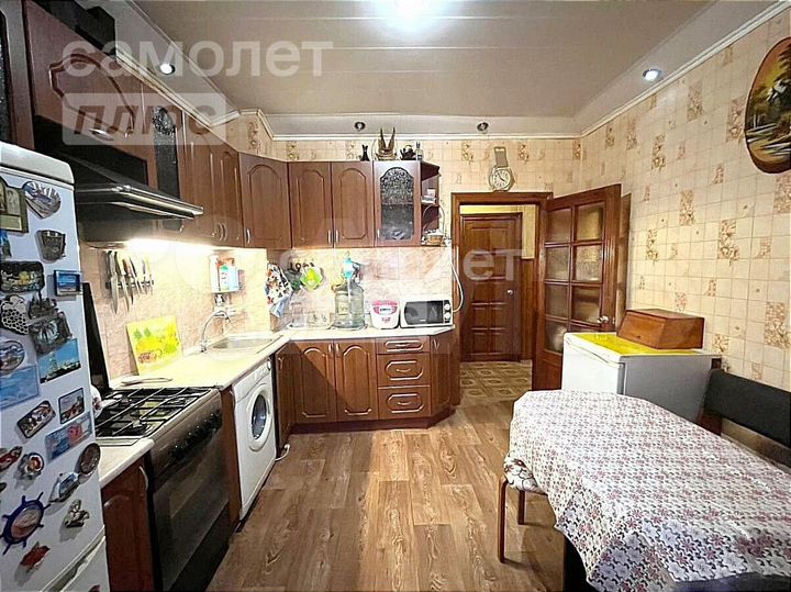 4-к. квартира, 90 м², 1/2 эт.