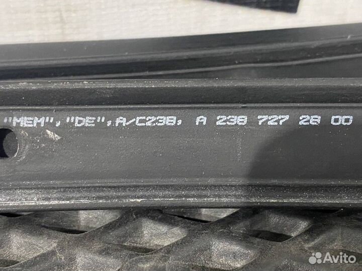 Уплотнитель двери передней правой Mercedes-Benz