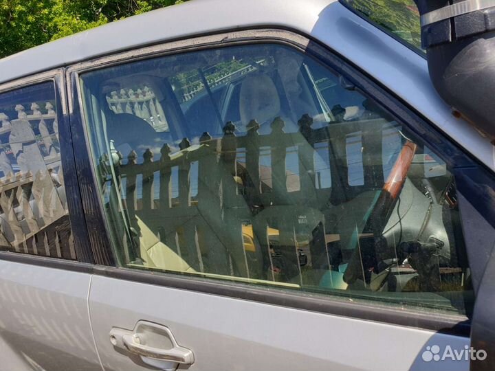 Стекло двери правое pajero 3