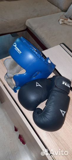 Боксерские перчатки и шлем