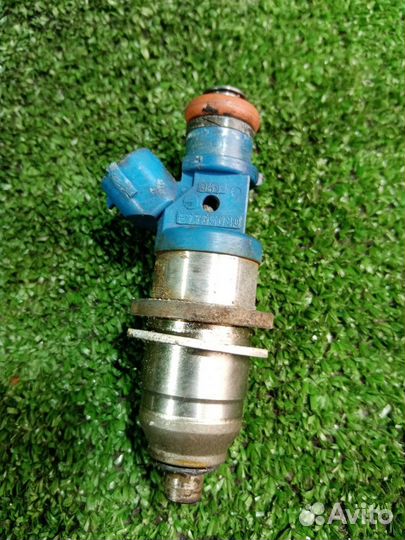 Форсунка топливная Mitsubishi Pajero 3 V75W 6G74