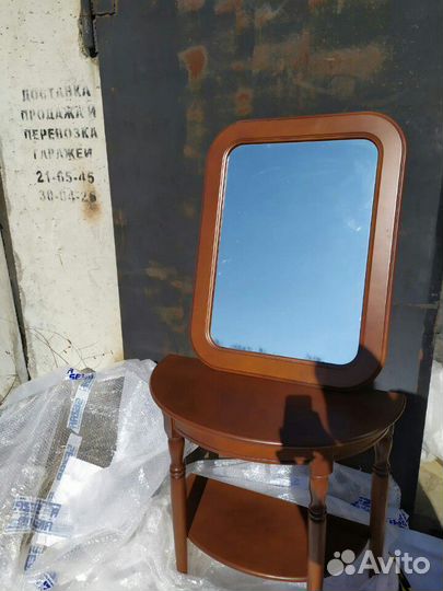 Туалетный столик и зеркало