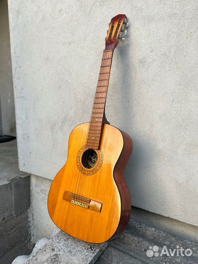 Акустическая гитара без одной струны