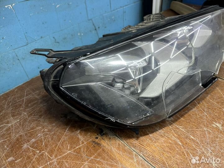 Фара правая VW Touareg 2 NF (10-14) ксенон