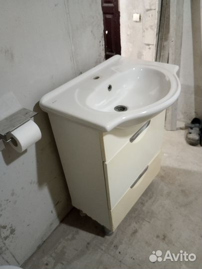 Раковина с тумбой в ванную
