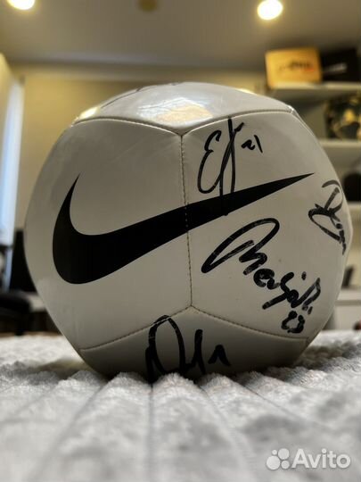 Футбольный мяч с подписями игроков Зенита