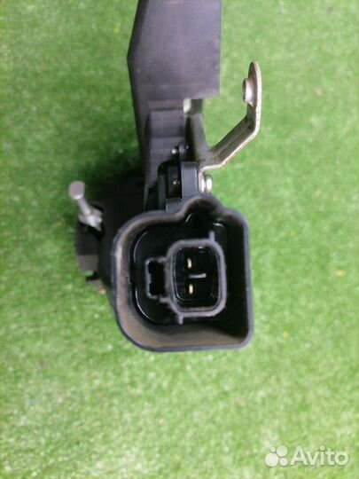 Замок двери задний правый Toyota Corolla E120