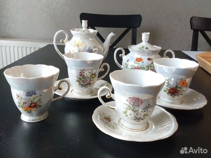 Чайник, сахарница, чайная пара