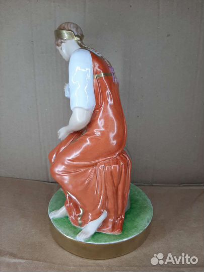 Статуэтка девушка с разбитыи кувшином