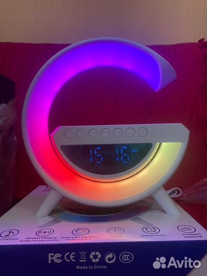 Умная колонка с беспроводной зарядкой