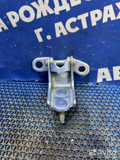 Петля двери Honda Fit хэтчбек L13A 2003