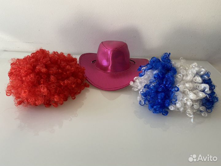 Парик и шляпа карнавальные