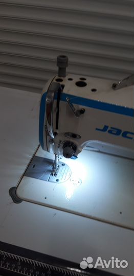 Продам швейную машинку Jack F4