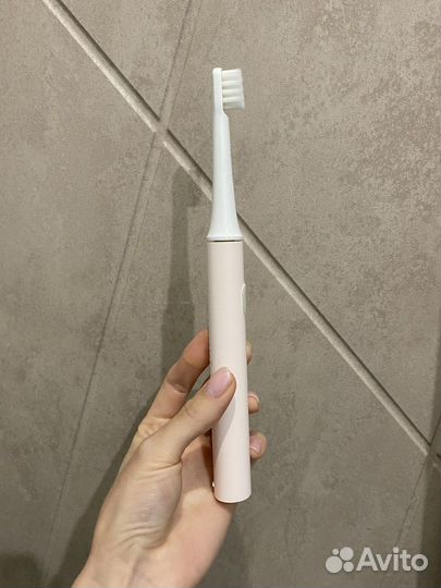 Электрическая зубная щетка с 2 новыми насадками