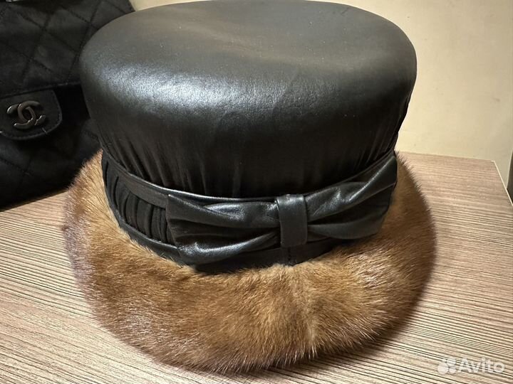 Кожаная шляпа с отделкой из норки
