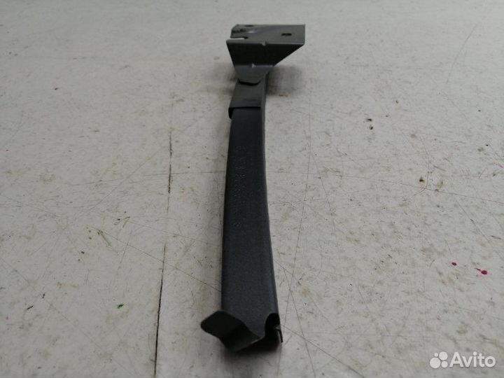 Направляющая стекла передняя правая Nissan Terrano