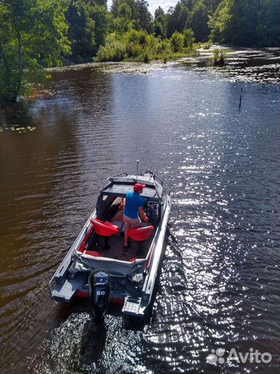 Прогулки на катере. Катание на вейкборде
