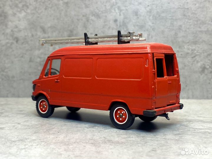 Коллекционная модель Mercedes-Benz 407 d 1:43