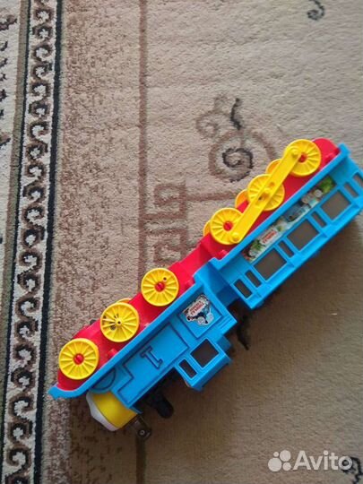 Паровозик томас со звуком на батарейках. Ездит