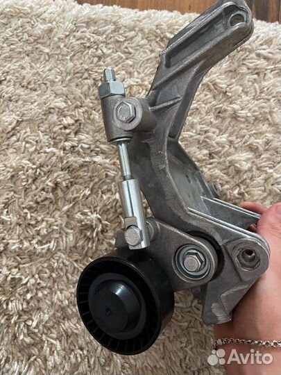 Кронштейн генератора kalina с роликом