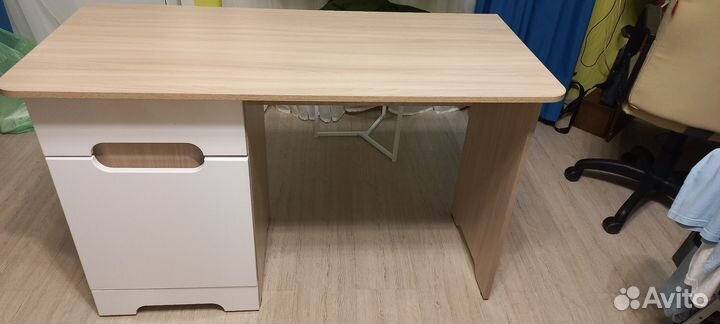 Стол с полкой