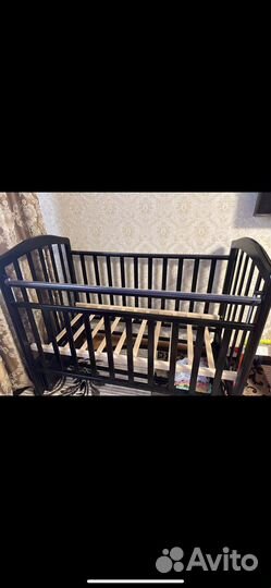 Детская кроватка с маятником