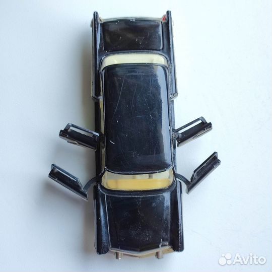 Модель автомобиля 1:43 чайка газ-13 СССР игрушка