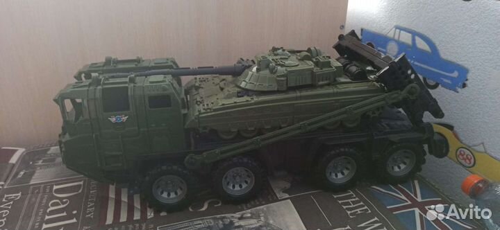 Военный тягач с танком