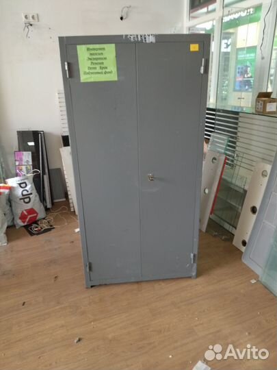 Шкаф металлический сейф, витрины, стойки