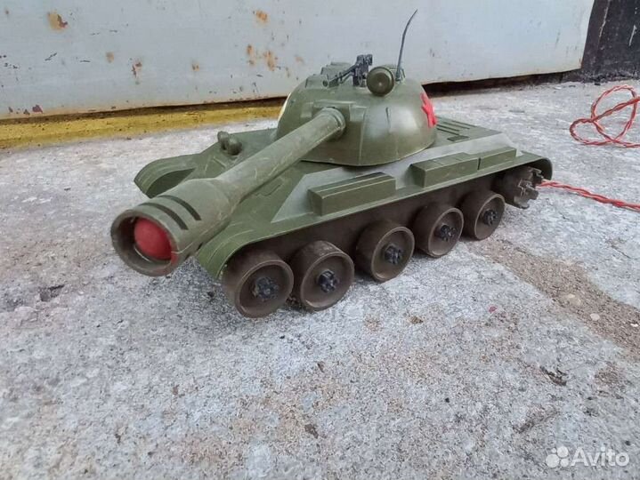 Танк игрушечный на пульте управлении времен СССР
