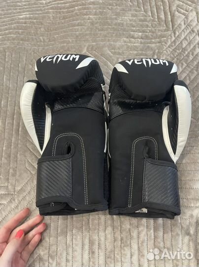 Боксерские перчатки Venum 10 oz