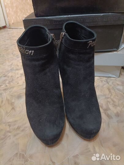 Замшевые ботильоны со стразами Paoletti