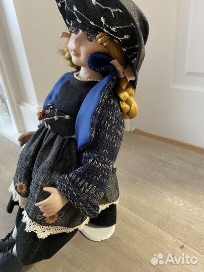 Кукла фарфоровая