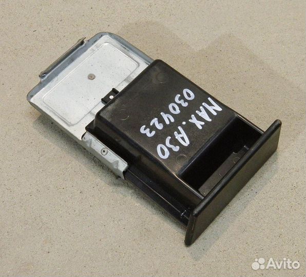 Пепельница Nissan Maxima J30