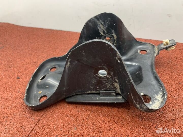 Кронштейн балки задний правый Skoda Octavia A7