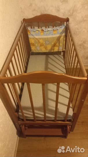 Детская кроватка с маятником и ящиком
