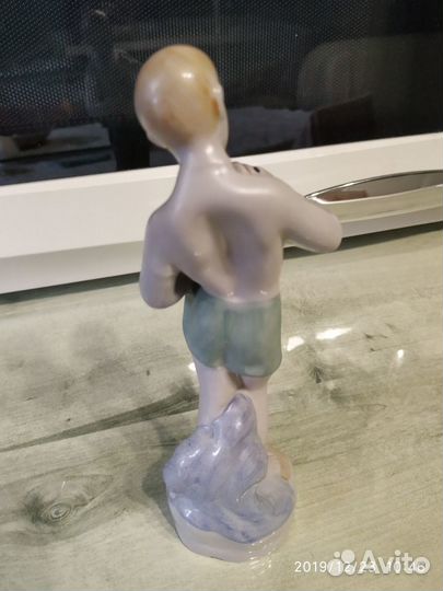 Статуэтка фарфоровая Мальчик с рыбой кэкхз